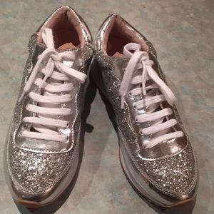 Kate spade silver metallic tone runners (sz 7)